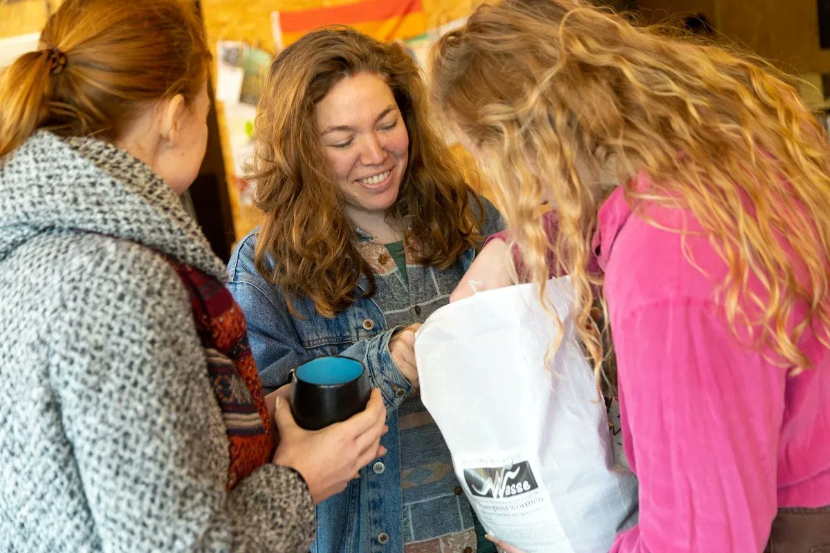 wormenhotel's tweet photo. De Nationale #Compostdag op de @Voedseltuinrdam ๐ชฑ afgelopen zaterdag 25 maart was druk bezocht. Een vol programma met workshops, 'n lezing van bodemexpert Tanja Dekker en op bezoek bij een van de 30 (!) Rotterdamse #buurtwormenhotel. https://t.co/eCUqAZxi3e