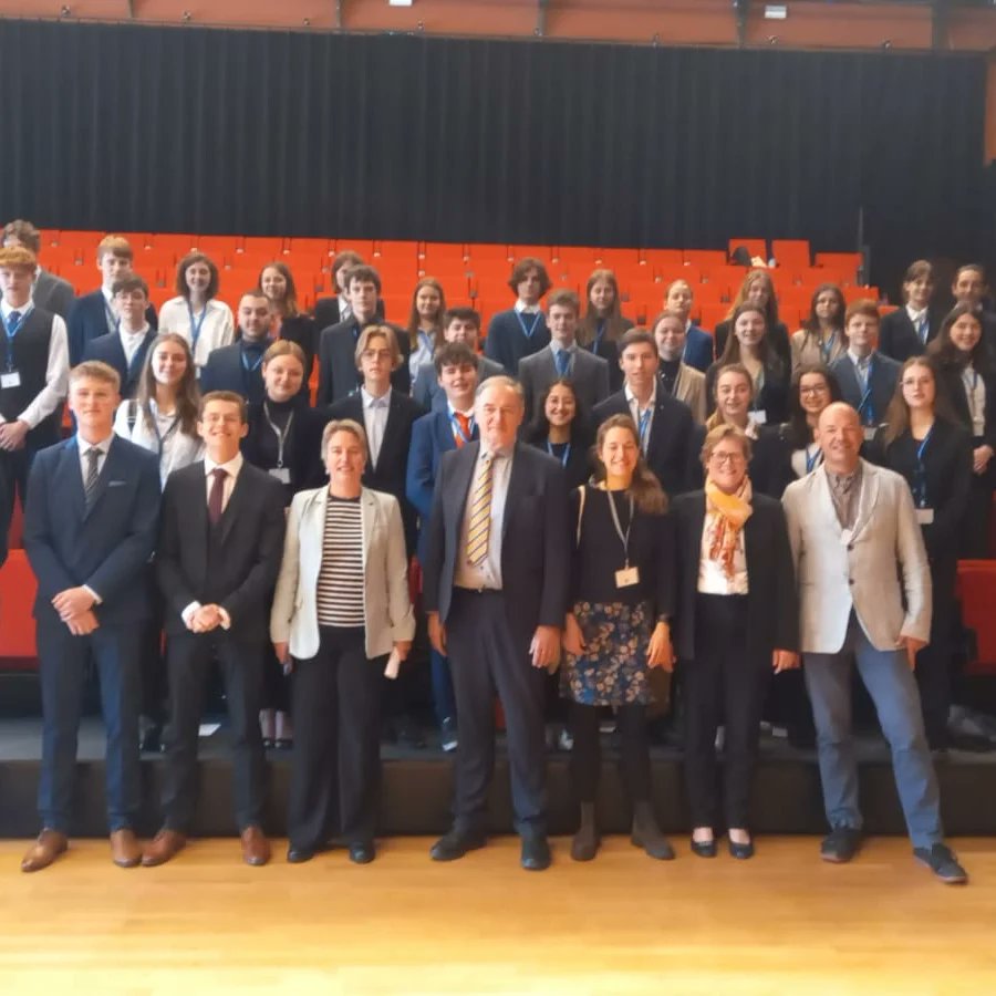 BAPitzemburg's tweet image. Deze week verblijven 4de jaars in Dworp voor MEP, #ModelEuropeanParliament. Ze ontwikkelen er vaardigheden om samen te werken en oplossingen te zoeken voor internationale vraagstukken. @GO_onderwijs #helemaalGO @unescovl @SDGsInSchools