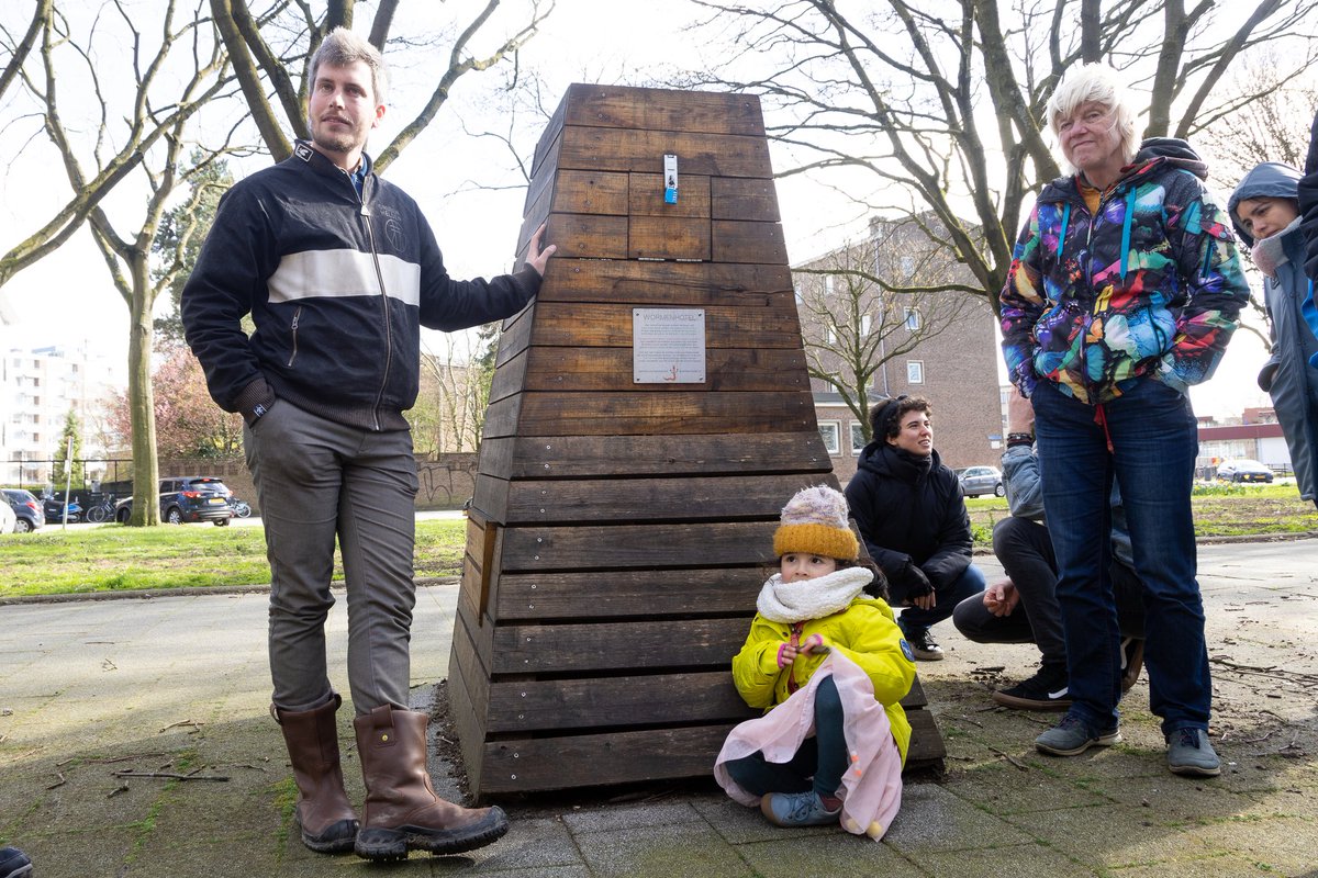 milieucentrum's tweet photo. De Nationale #Compostdag op de @Voedseltuinrdam ๐ชฑ afgelopen zaterdag 25 maart was druk bezocht. Een vol programma met @wormenhotel workshops, 'n lezing van bodemexpert Tanja Dekker en op bezoek bij 1 van de 30 (!) Rotterdamse #buurtwormenhotel. https://t.co/VrqPGEOGrW