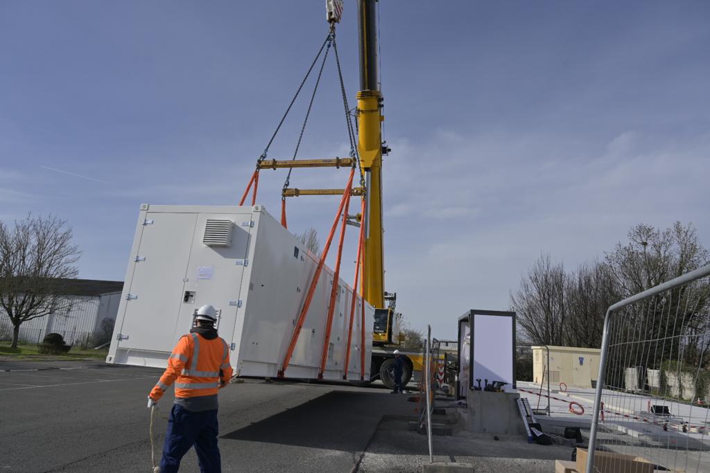 NiortAgglo's tweet image. #NiortAgglo #Niort Les 1ères installations de la future station #BioGNV pour les #bus @TanlibN sont arrivées ce matin. Concrètement la décarbonation des transports publics est en marche. Les 10 premiers bus BioGNV livrés en mai seront alimentés sur place en #biogaz.