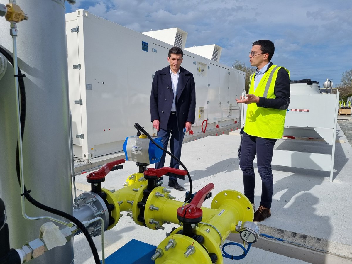 NiortAgglo's tweet image. #NiortAgglo #Niort Les 1ères installations de la future station #BioGNV pour les #bus @TanlibN sont arrivées ce matin. Concrètement la décarbonation des transports publics est en marche. Les 10 premiers bus BioGNV livrés en mai seront alimentés sur place en #biogaz.