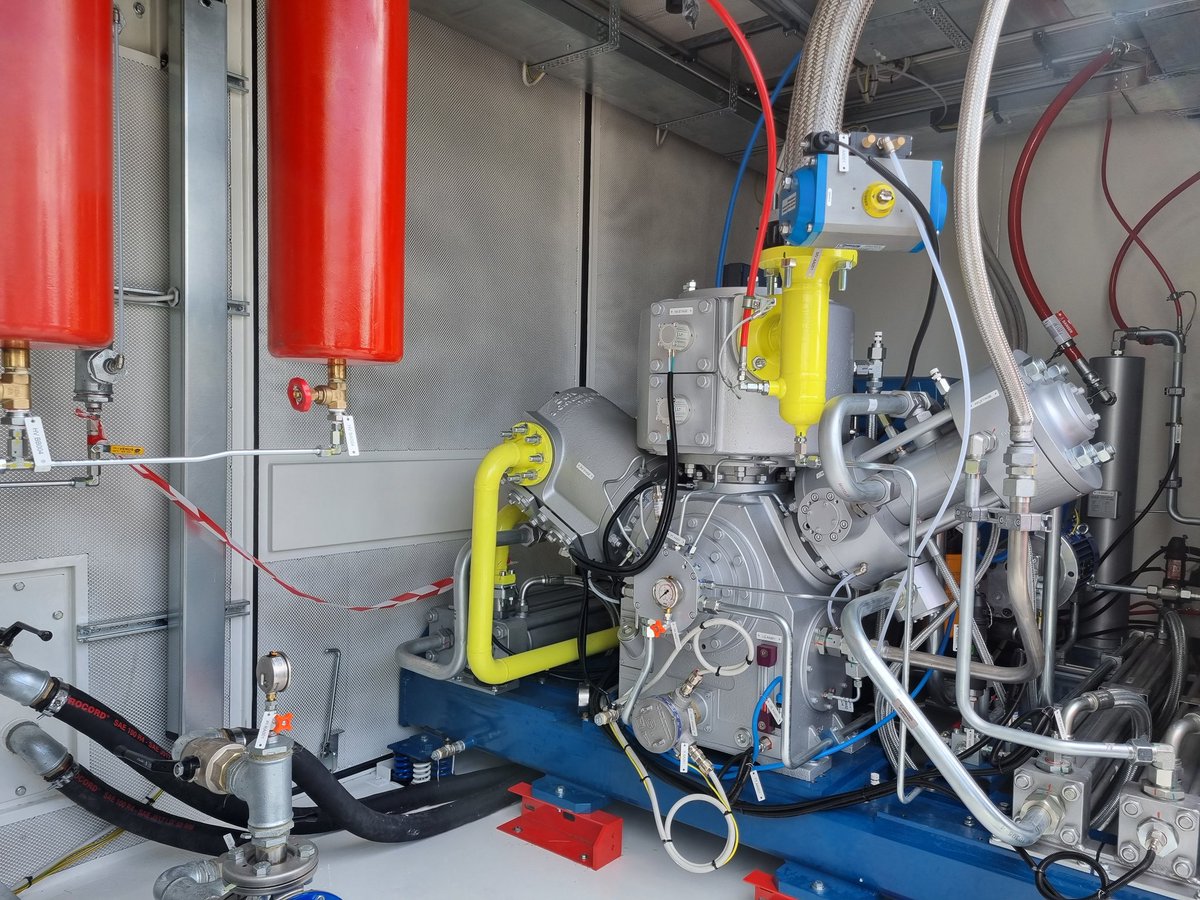 NiortAgglo's tweet image. #NiortAgglo #Niort Les 1ères installations de la future station #BioGNV pour les #bus @TanlibN sont arrivées ce matin. Concrètement la décarbonation des transports publics est en marche. Les 10 premiers bus BioGNV livrés en mai seront alimentés sur place en #biogaz.