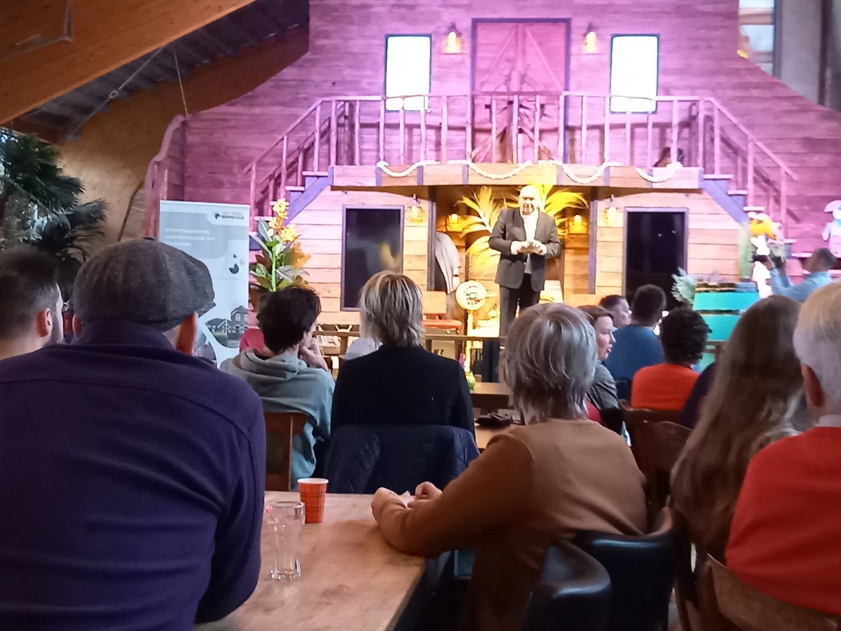 Wilco de Jong van  Visit  Barneveld opende het recreatie seizoen bij Schateiland