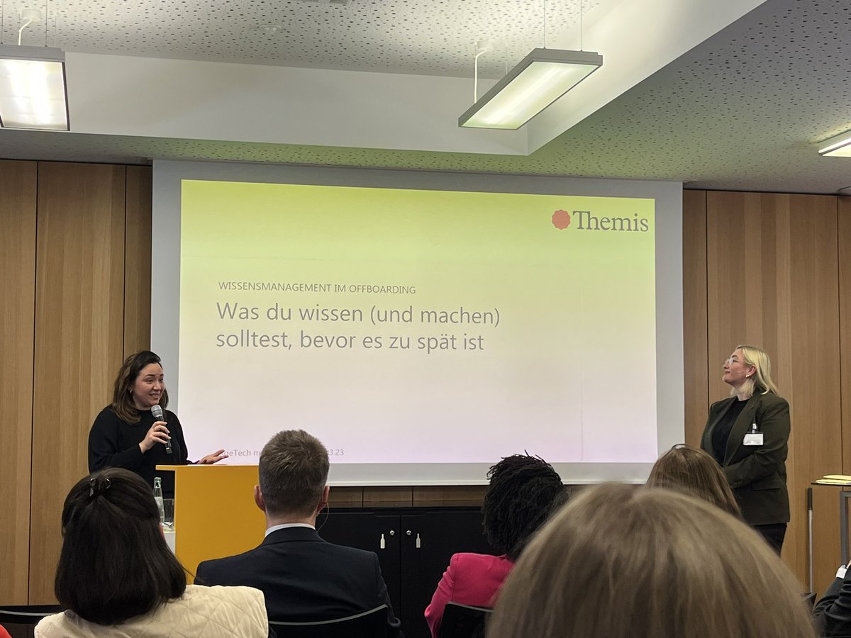 Die Lösungen des #Startups @Themis zum #Wissenstransfer im Rahmen des Offboardings stellen die Gründerinnen @dinahschmechel & Teresa Baumann vor. #AgeTech meets #GovTech @GovMarket_DE