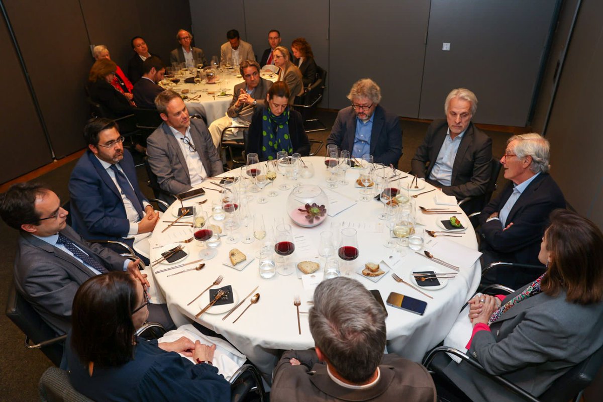 Dircomcat's tweet photo. 🍽️ Molt interessant el primer dinar del cicle @MO_BARCELONA de dinars de @Dircomcat amb els candidats a l'alcaldia de Barcelona!

🤗 Una gran ocasió per parlar amb @xaviertrias (@JuntsxCatBCN) dels debats pendents de la ciutat, i del paper de les empreses en el futur de Barcelona https://t.co/Y9nqpHltl4