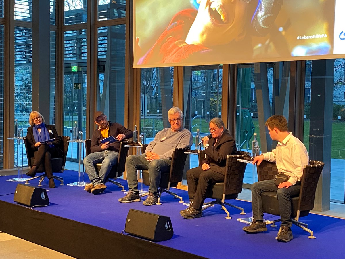 LebenshilfeBV's tweet photo. 2⃣ Diskussionsrunde zu inklusiver Arbeit &amp; gerechter Entlohnung mit den Selbstvertreter*innen: Torsten Berges, Rat der MmB, Ramona Günther, Bundesvorstand der Lebenshilfe und @AHackenthal, Aktivist und Blogger. Moderation: C. Müller-Zurek &amp; S. Ubrig, @Lebenshilfe_B.
📸R. Mallasch https://t.co/qV832VWJAo