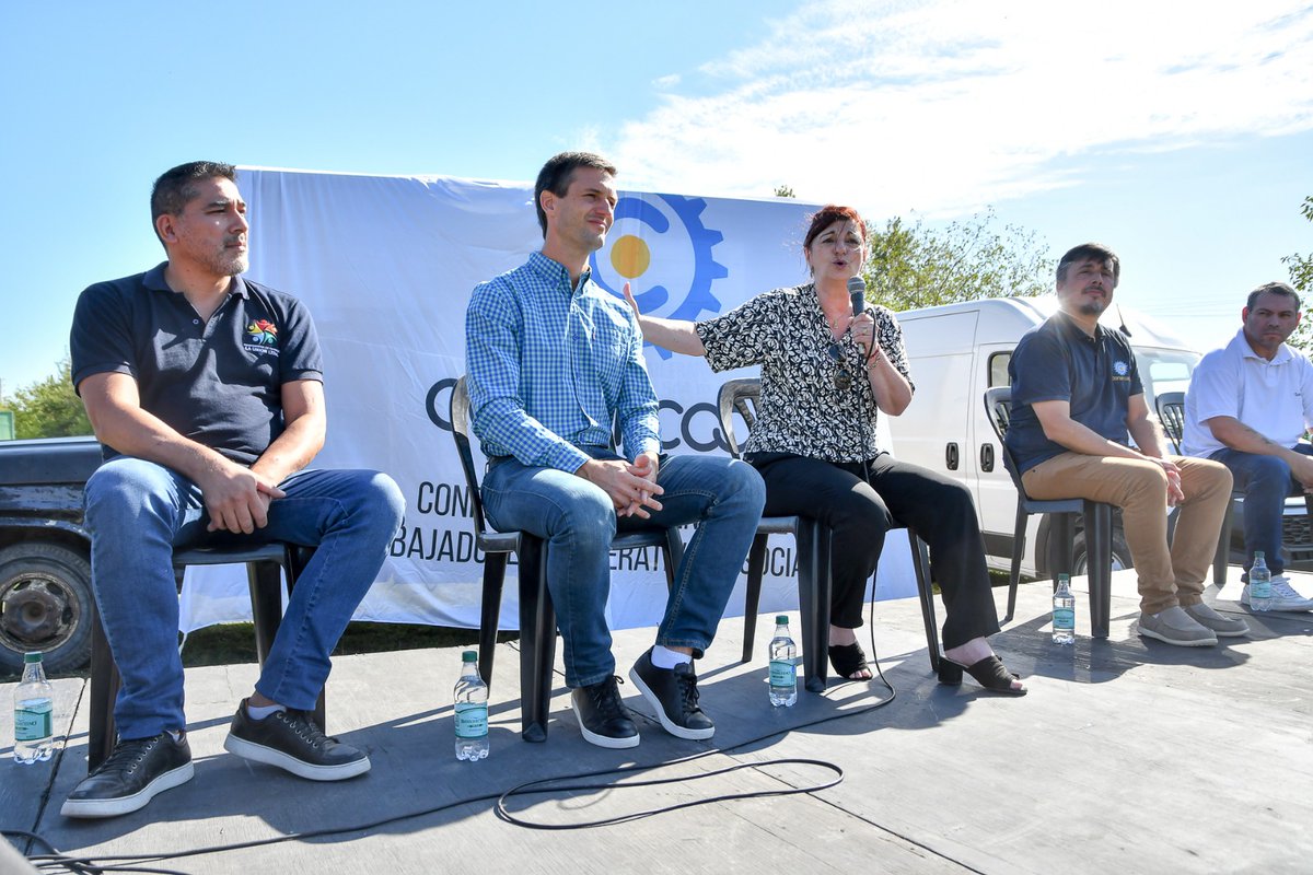 nico_mantegazza's tweet photo. ♻️ Realizamos un acto con beneficiarios del Programa de Fortalecimiento de Cooperativas para el Reciclado de Vidrio junto a la Ministra @kellyolmos y #RamiroRamirez de @conarcoop en Alejandro Korn.

@alferdez
@MinTrabajoAR https://t.co/5ZiLPrLBJb