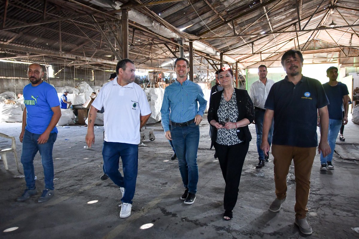 nico_mantegazza's tweet photo. ♻️ Realizamos un acto con beneficiarios del Programa de Fortalecimiento de Cooperativas para el Reciclado de Vidrio junto a la Ministra @kellyolmos y #RamiroRamirez de @conarcoop en Alejandro Korn.

@alferdez
@MinTrabajoAR https://t.co/5ZiLPrLBJb