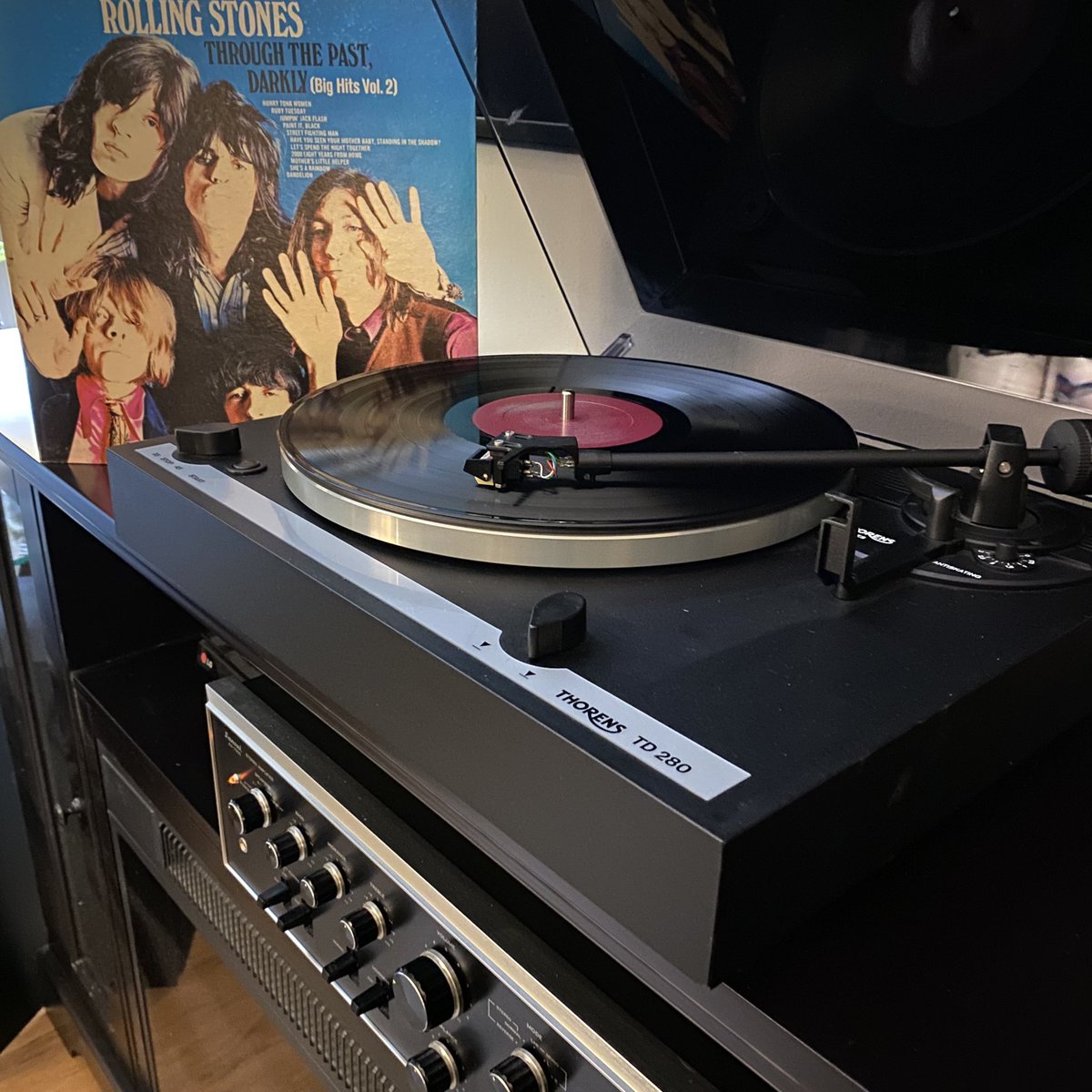 🤩 Playing around with my new set-up, a Thorens TD 280 turntable with a Sansui AU-7500 amp, spinning the Rolling Stones “Through The Past, Darkly (Big Hits Vol. 2)” from 1969 on London Records. 
#albumart #fleecerecords #thorensturntable #sansuivintage #audiophile #rollingstones