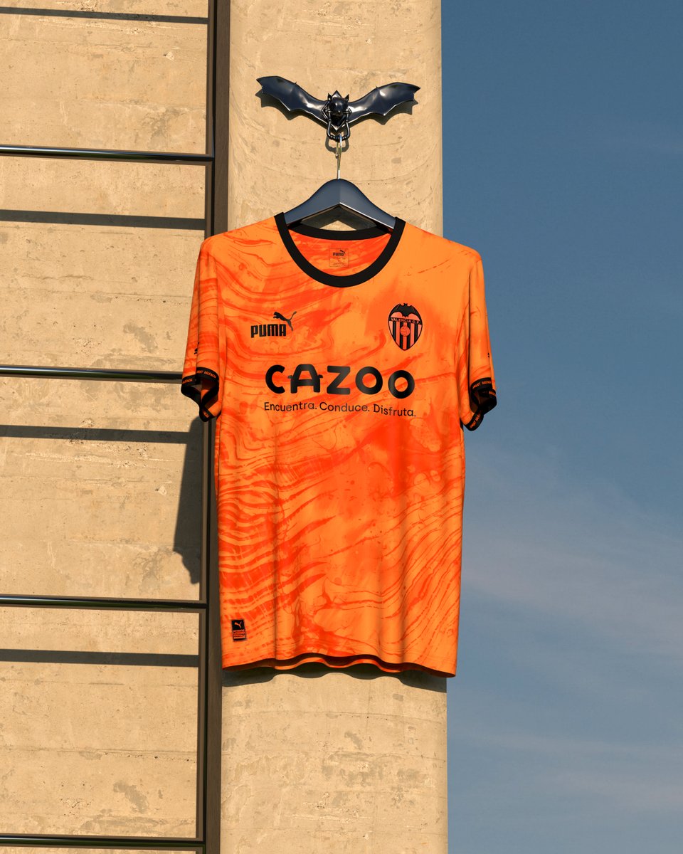 kits_by_samu's tweet photo. Valencia, home to Los Che, Lo Rat Penat and its famous oranges. This concept jersey pays tribute to all the Valencianistas out there. Amunt VCF! 

2/2 - details - 3D design by @kits_by_samu🎨

#Valencia #ValenciaCF #VCF #AmuntValencia #Mestalla #Castillejo #CLO3D #PUMA https://t.co/bevUQU9vkA