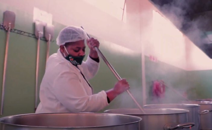 TrueOriginFood's tweet image. 20 years ago the @TheBalmoreTrust, the organisation JTS was born out of sold its first shipment of #FairTrade Eswatini Kitchen products through the @oneworldshop &amp;amp; @rainbowturtleUK Their jams, sauces, pickles &amp;amp; chutneys support more than 200 local farmers youtu.be/hju0d2b-b7A