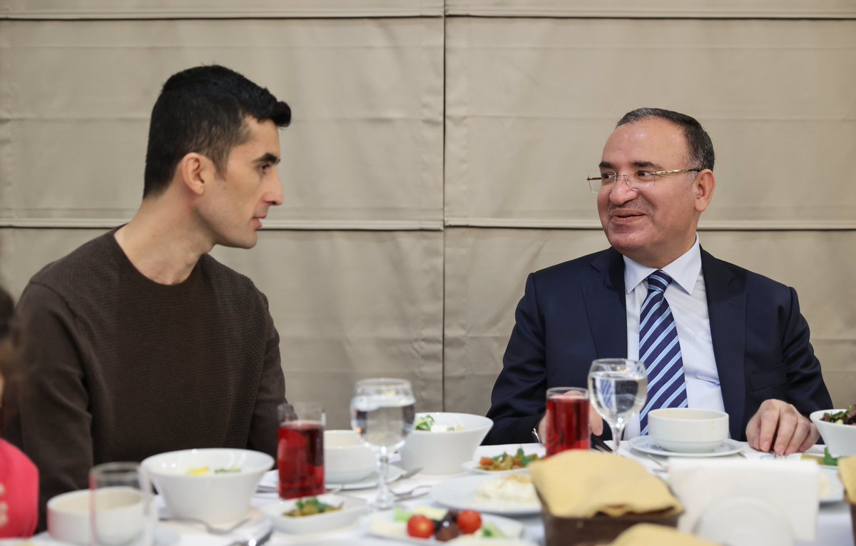 Adalet Bakanımız Sayın Bekir Bozdağ, Ankara Hakimevi’nde misafir edilen depremzedeler ile iftar programında bir araya geldi.