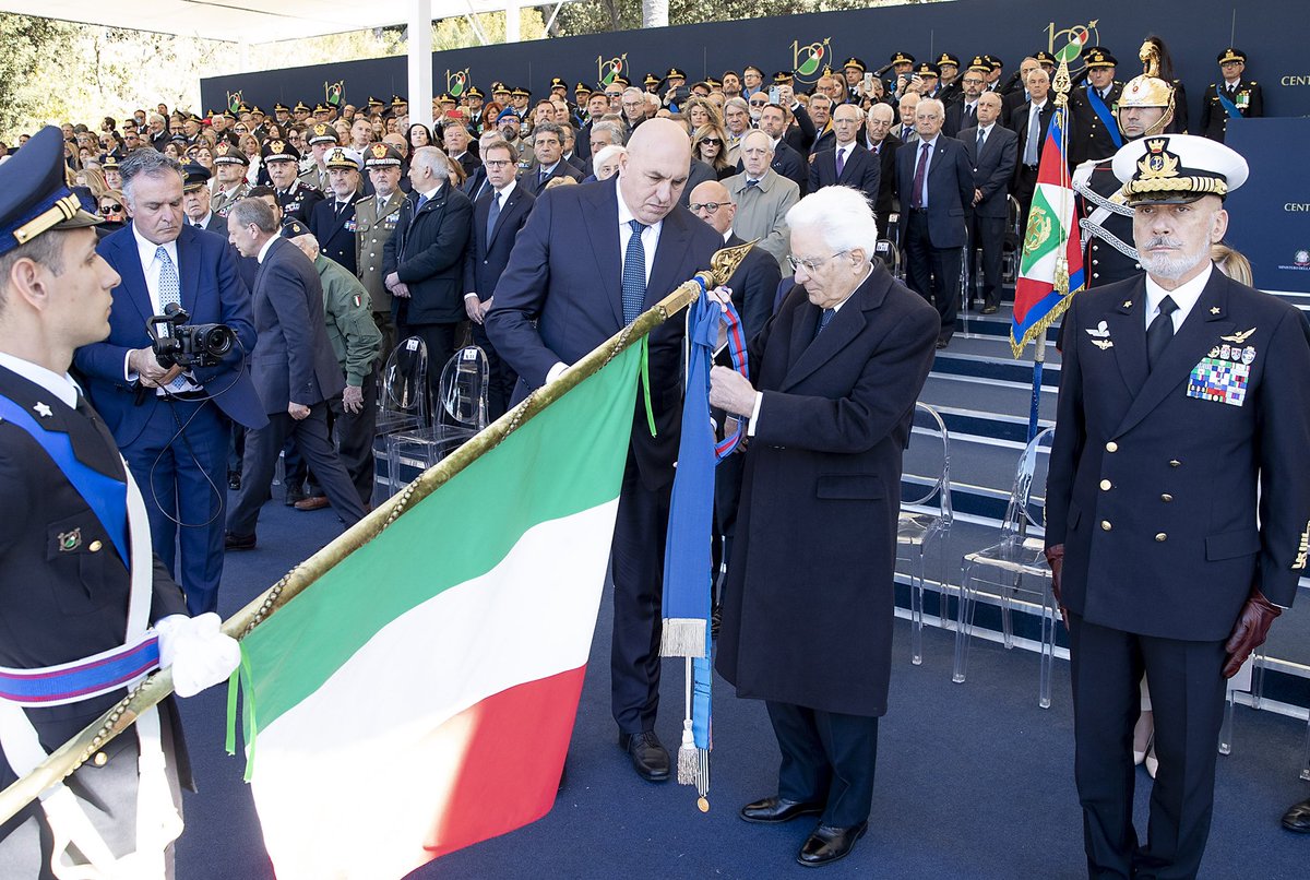Quirinale's tweet photo. Il Presidente #Mattarella 🇮🇹 alla cerimonia celebrativa dei “Cento anni dell’#AeronauticaMilitare”
Il video: https://t.co/qOlPN7RYth https://t.co/tNcOx9OuzX