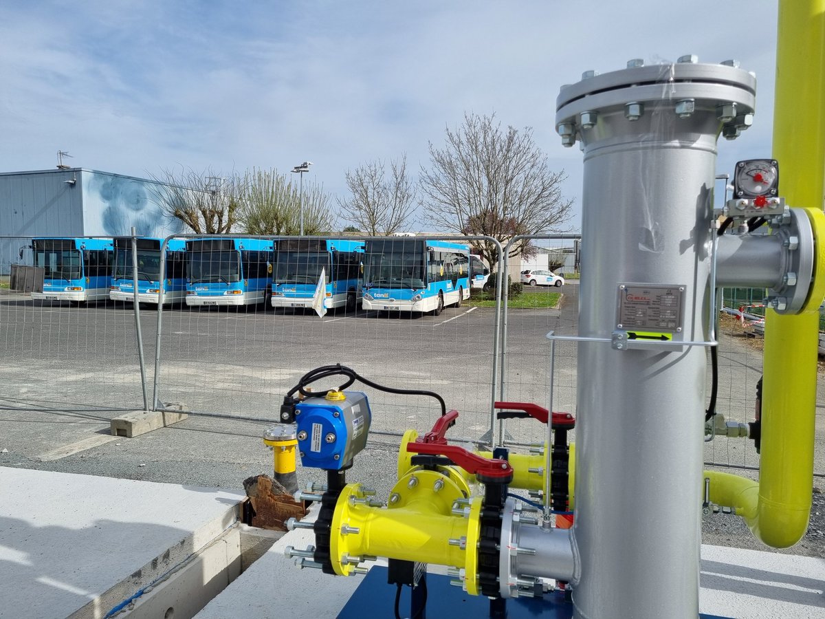 NiortAgglo's tweet image. #NiortAgglo #Niort D'ici 2027, 24 bus diesel @TanlibN seront remplacés par des bus #BioGNV, soit 40% de la flotte. @NiortAgglo investit 40M€ pour développer les mobilités decarbonées par l'achat de nouveaux bus et la construction de la station qui les alimentera en biogaz.