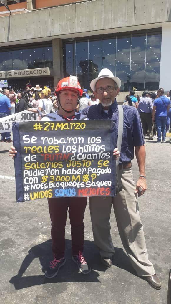 napoleonbravo's tweet image. La abuela del casco rojo en accion!