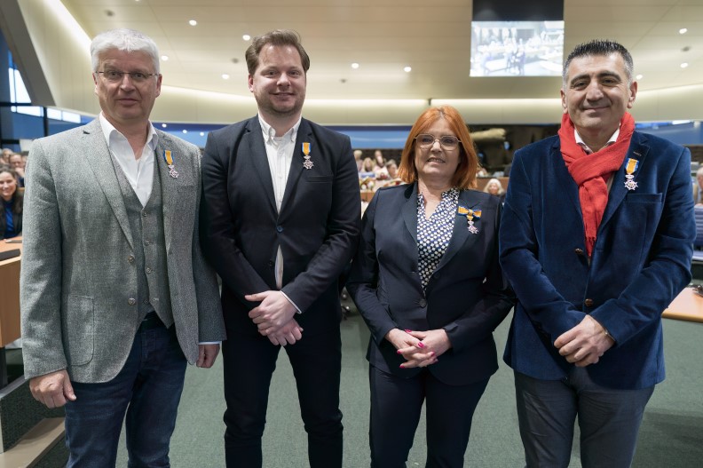 Tijdens de laatste vergadering van #PSBrabant 2019-2023 heeft commissaris van de Koning Ina Adema 4 Statenleden koninklijk onderscheiden. Walter Manders, Tycho Holleman, Anne van Diemen en Nurettin Altundal mogen zich vanaf vandaag ‘Lid in de Orde van Oranje-Nassau’ noemen.