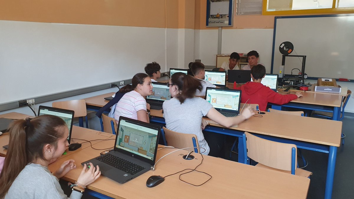 iesmariolopez's tweet photo. Taller de impresión 3D impartida a 1º ESO B y dirigida por el alumnado de 2º FPB Informática y Comunicaciones

#IESMarioLópez #Bujalance #ESO #FPGB #Impresión3D #SemanaCultural

 https://t.co/z47YvP4reb https://t.co/owW8uM0t50