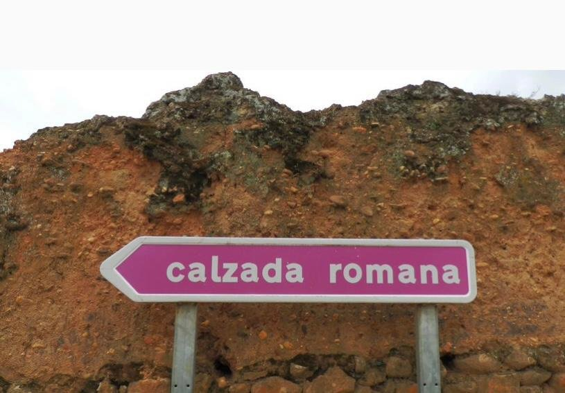 itineratur's tweet photo. No salgo de mi asombro con este tema. 

El ayuntamiento revienta una calzada romana que pasa por su término municipal y que estaba identificada y señalizada😯.
https://t.co/4LR9CkGkB6 https://t.co/oWbf1IvPhd