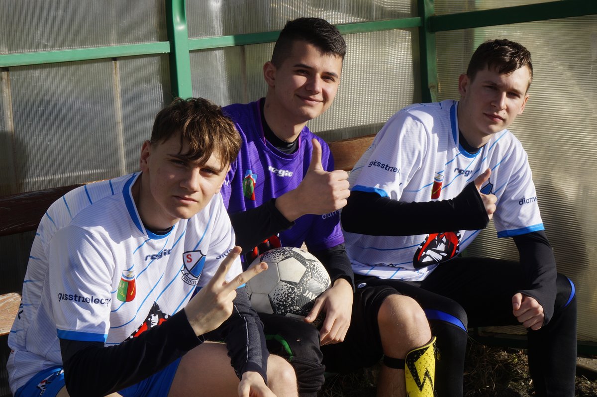 Chroberz's tweet photo. Zapraszamy do obejrzenia galerii z meczu kontrolnego z Czarnovią Kielce, który rozegrany został w minioną niedzielę na boisku ze sztuczną nawierzchnią przy Suzuki Arenie. Autor zdjęć Mateusz Berowski. #strzelec98 #chroberz #strzelecchroberz #laczynasstrzelec #teamstrzelec https://t.co/1ZkNMLp5TB