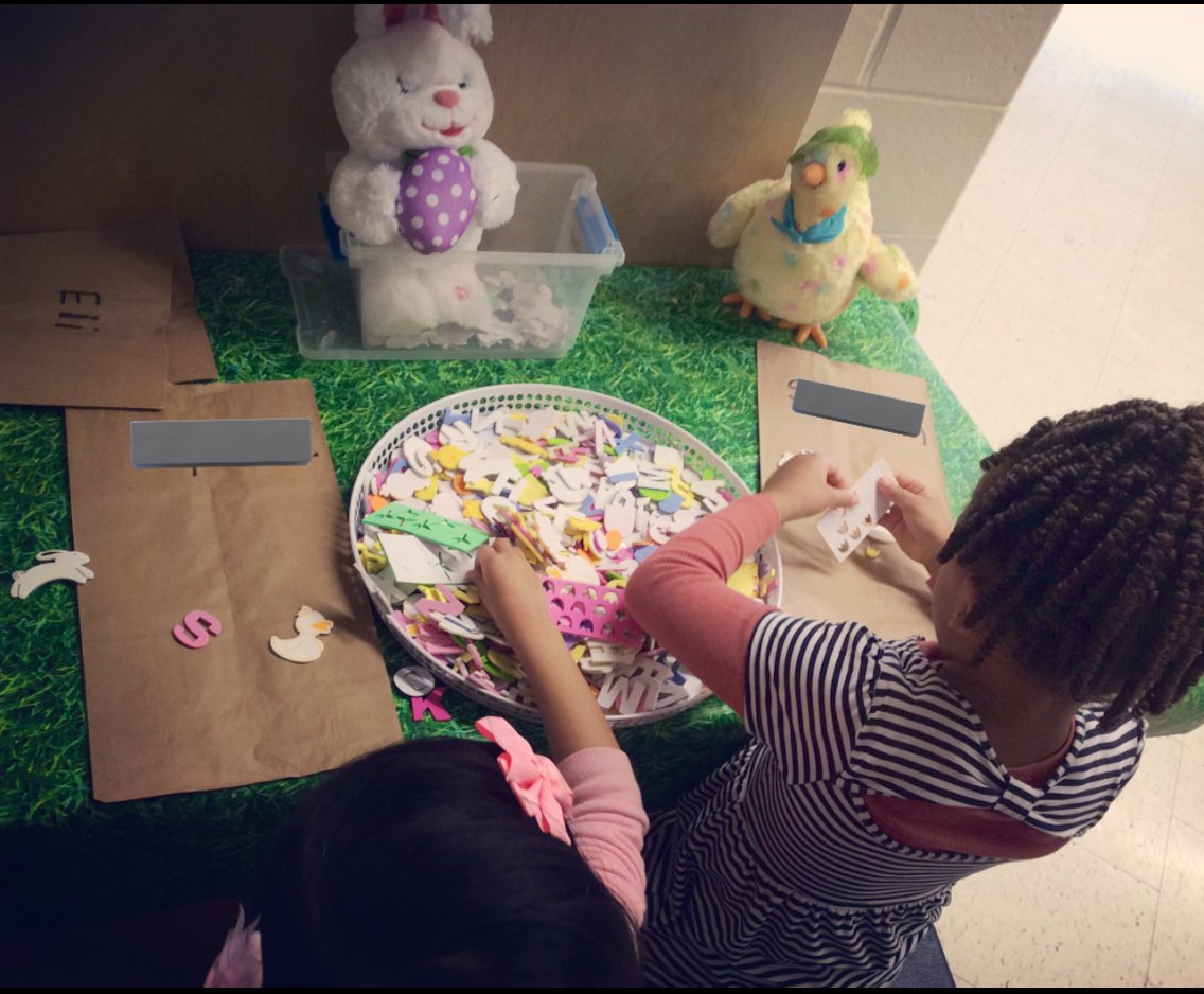 Decorating our craft bags for a special gift we are making to take home Easter weekend! 🎀🐣🐰🛍️🌸 #makinglearningfun in kindergarten! @StGarnierDPCDSB <a href="/garnierDPCDSB/">St. Charles Garnier DPCDSB 🇨🇦🇺🇦</a>