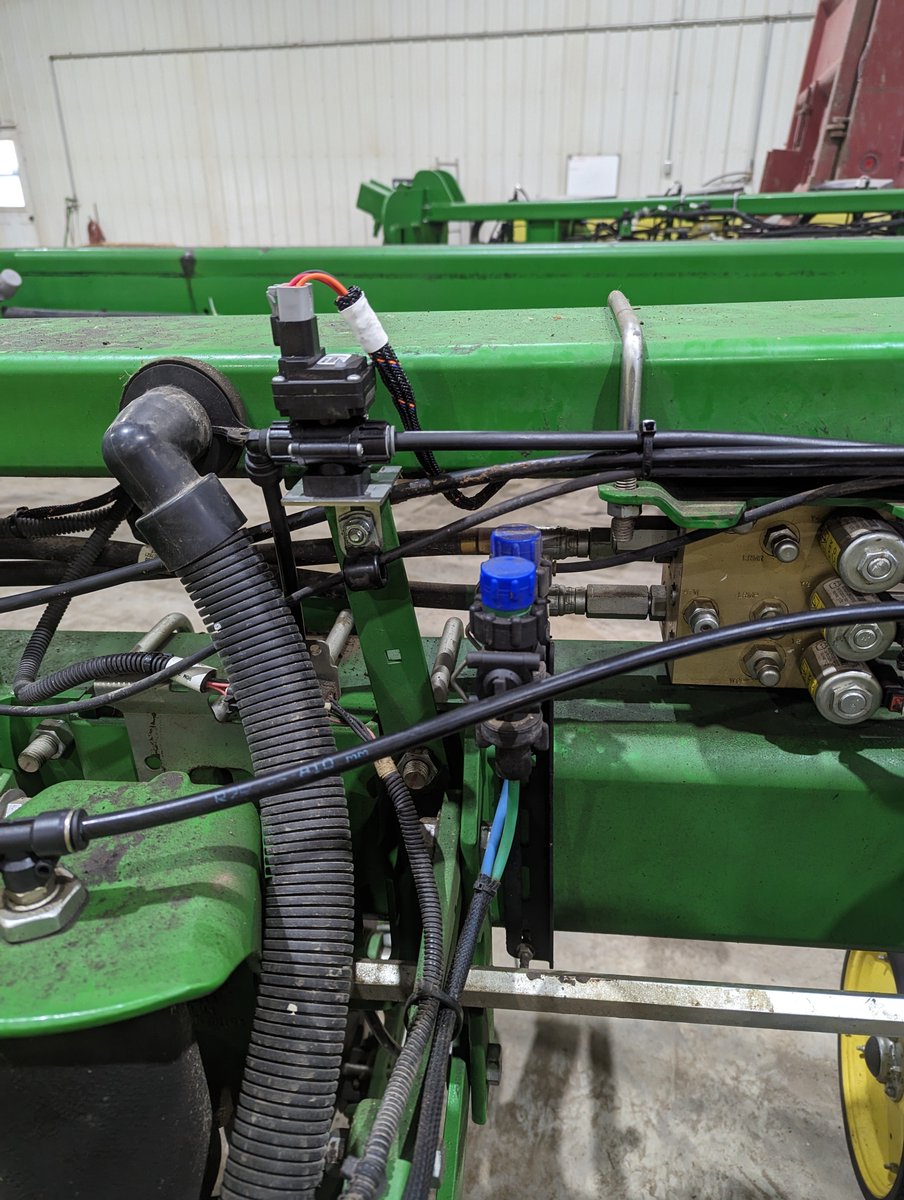 EdJHanson's tweet photo. Project came together well...
2x pump right
In row, totally tubular
2x2 JD opener
#liquidshift
@SurePointAg @CangrowCrop https://t.co/Na6HvEYjcJ