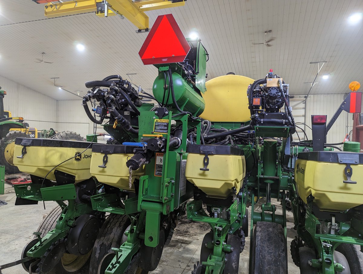 EdJHanson's tweet photo. Project came together well...
2x pump right
In row, totally tubular
2x2 JD opener
#liquidshift
@SurePointAg @CangrowCrop https://t.co/Na6HvEYjcJ