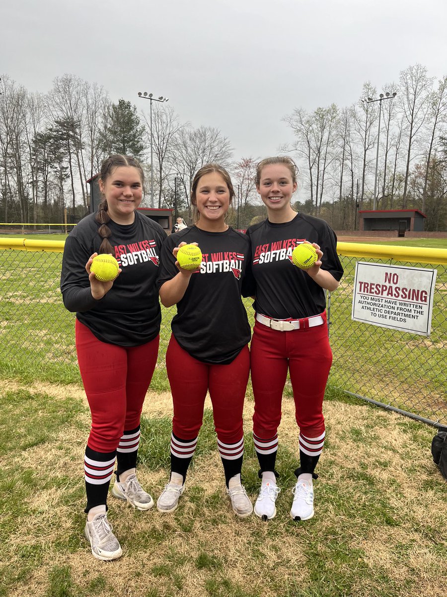 Jayleen2025's tweet photo. a rainy day but a great day to get in a game. i went 1 for 2 with a walk and a homerun!! congrats to maggie and peyton on their homeruns also!! @ewilkessoftball @CarolinaEliteCP @CIUSoftball @PfeifferSball @GoWasps @goquakers @caldwell_cobras https://t.co/ZRs9lIBX0w
