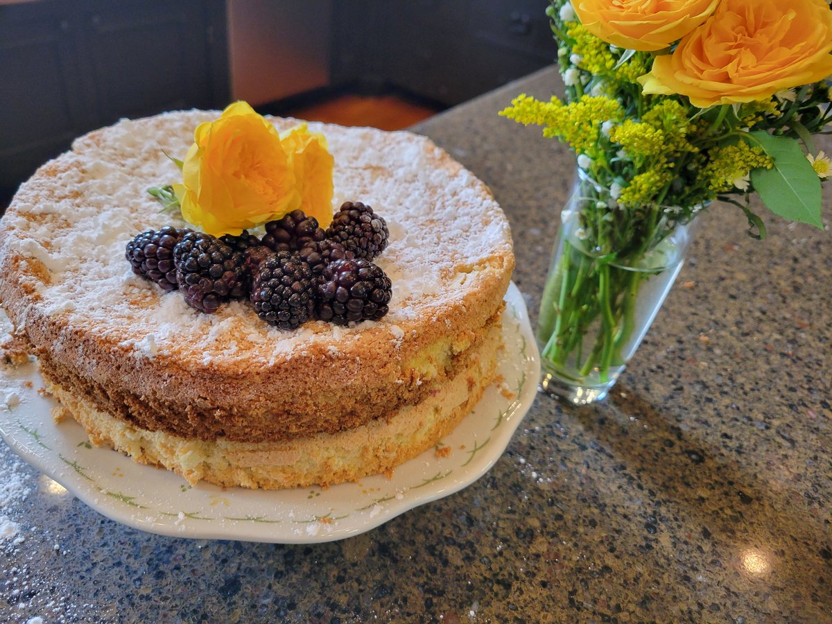 sarahkaybierle's tweet photo. In the kitchen, making a sponge cake from an early 19th Century recipe.
#historiccooking #eatcake #inthekitchen #historianlife https://t.co/AtXLYD6eMv