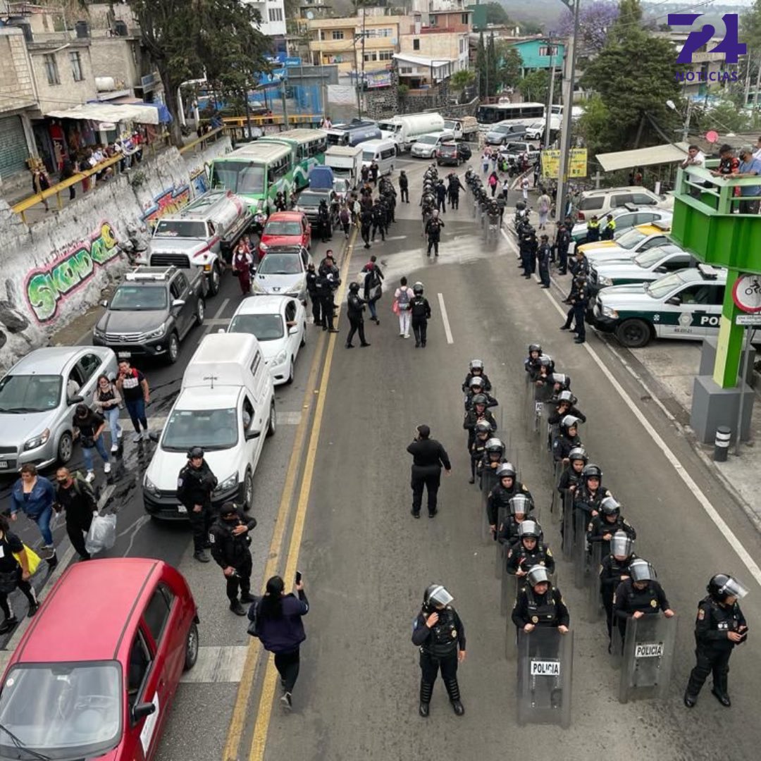 Siete24M's tweet photo. 🔴 Se registra bloqueo en la Carretera Federal #México-#Cuernavaca a la altura del Pueblo San Andrés Totoltepec por familiares y amigos del menor de 10 meses de nombre #Eithan quien presuntamente fue golpeado por una maestra al interior de una instancia infantil #FREINET. https://t.co/4gpo5QMM7u