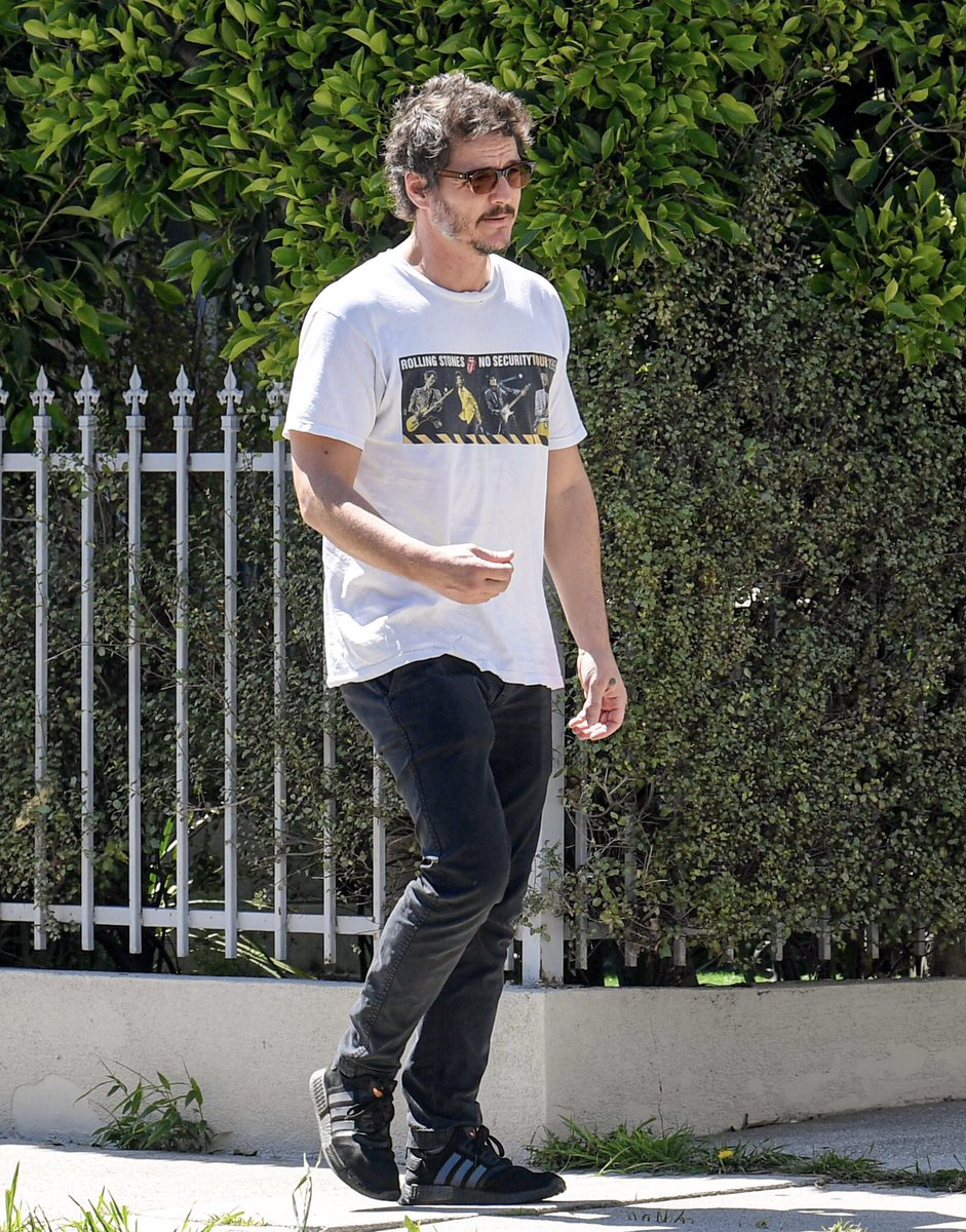 pascalarchive's tweet photo. pedro pascal in los angeles today https://t.co/z95R3M0v2f