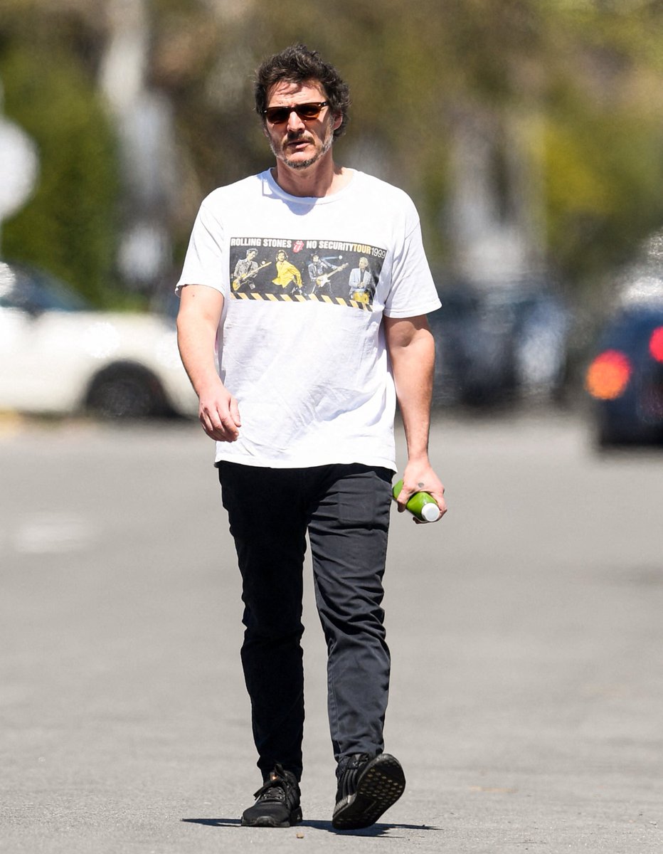pascalarchive's tweet photo. pedro pascal in los angeles today https://t.co/z95R3M0v2f