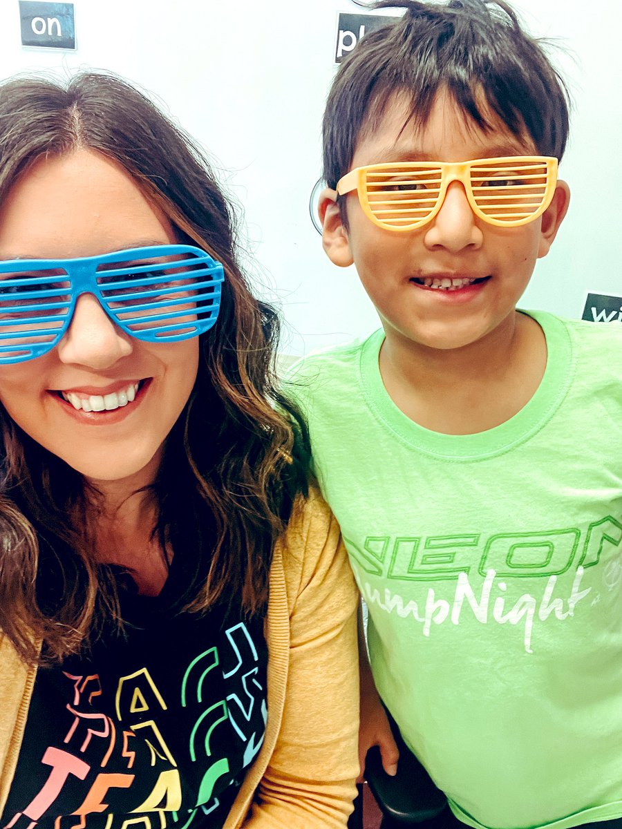 We put our neON to get our read ON! It’s reading week!! <a href="/LuciaOrduz13/">Lucia Orduz</a> @ImDrDrea