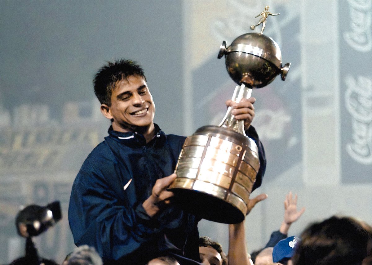Podrá tener aciertos o errores, pero siempre quiso y querrá lo mejor para Boca.

Para colmo, es el único jugador de Boca en ganar cuatro Copa Libertadores siendo TITULAR en todas las finales.

Hasta pronto, Hugo Benjamin.
