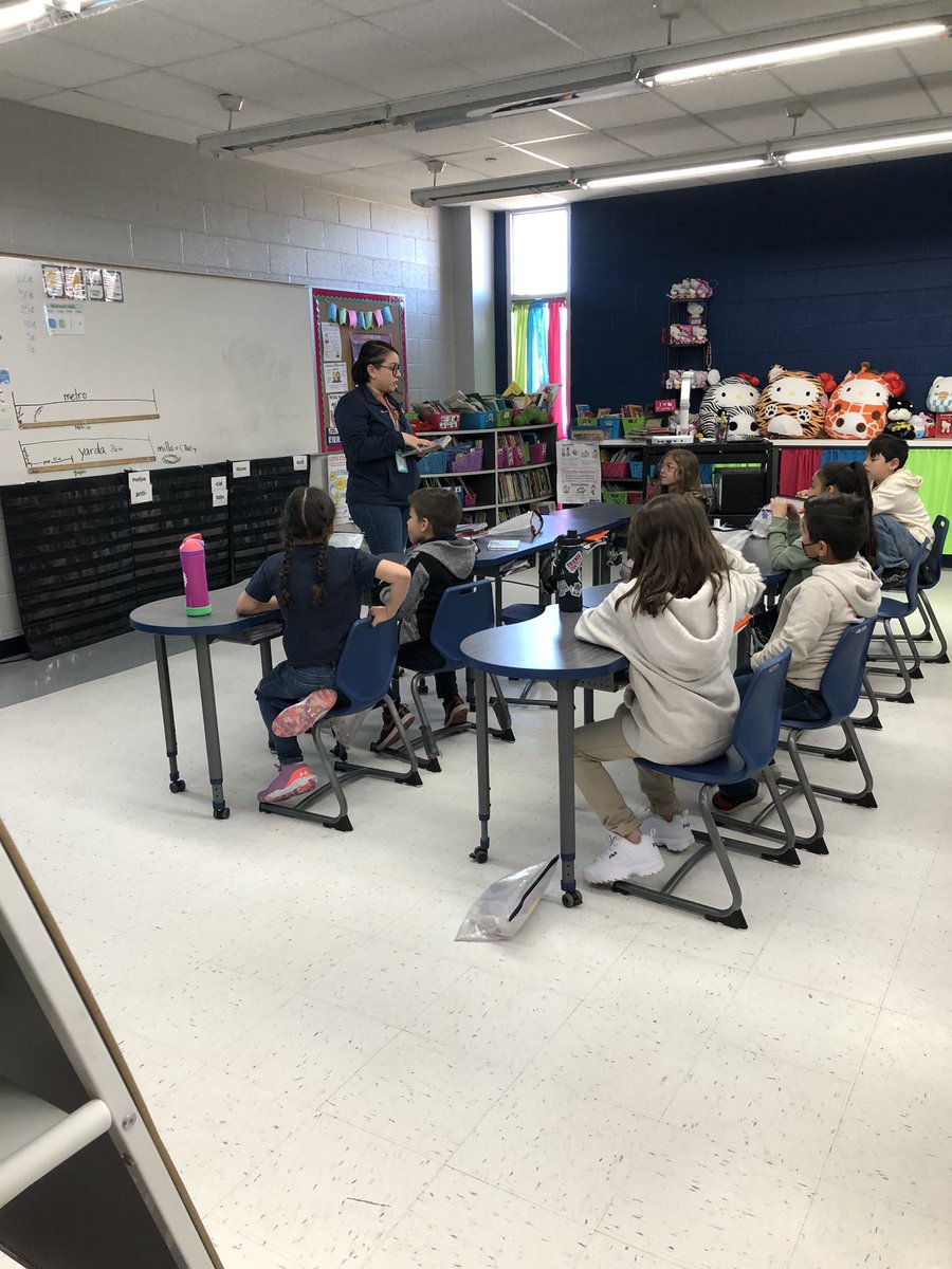 EsHeight's tweet photo. Starting our Monday right! These 2nd grade classes are talking and collaborating in reading and math! 🦅💙💛#mathtalk #analyzingtext #TheHeights https://t.co/s29zoXsn9Q