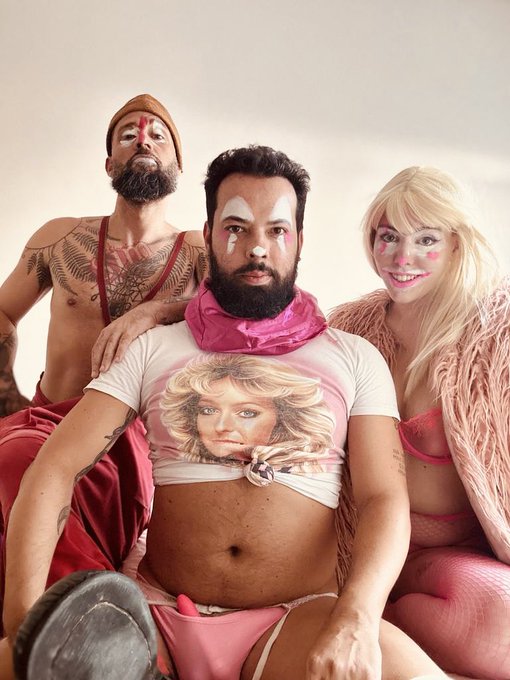 baunilha, Kink e palha&ccedil;adas sacanas&hellip; em breve esse trio se pegando em cenas pra l&aacute; de interessantes.<a href="/tag/bdsm"class="tags"><span>#bdsm</span></a><a href="/tag/fetiches"class="tags"><span>#fetiches</span></a>