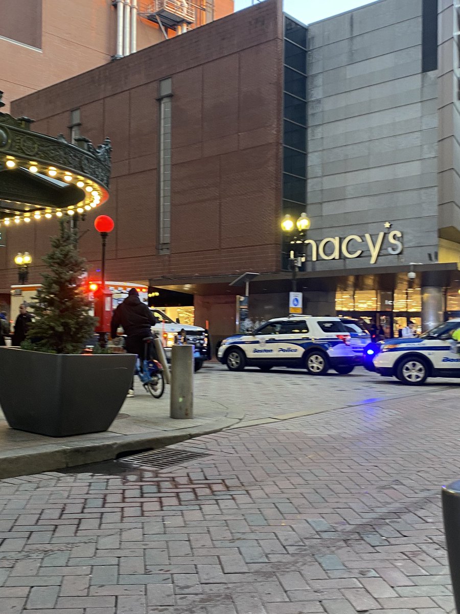 jess2best's tweet photo. @universalhub EMS and BPD presence at corner of Summer St and Washington St in DTX. BPD and transit police taking statements https://t.co/DMDdnxUzfu