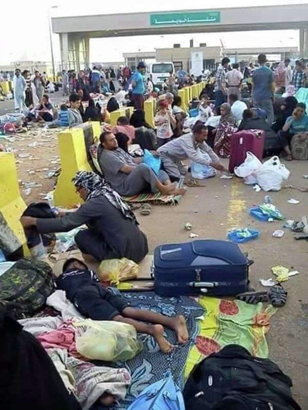 ghalebalsudmy's tweet photo. Hundreds of Yemeni travelers stucks at the Al-Wadiah border crossing with Saudi Arabia.  
Why not speed up the entry process?  
Where are morals and humanity.  
Most of them are traveling to perform Umrah and visit the House of Allah. https://t.co/M0EhiSiZdo