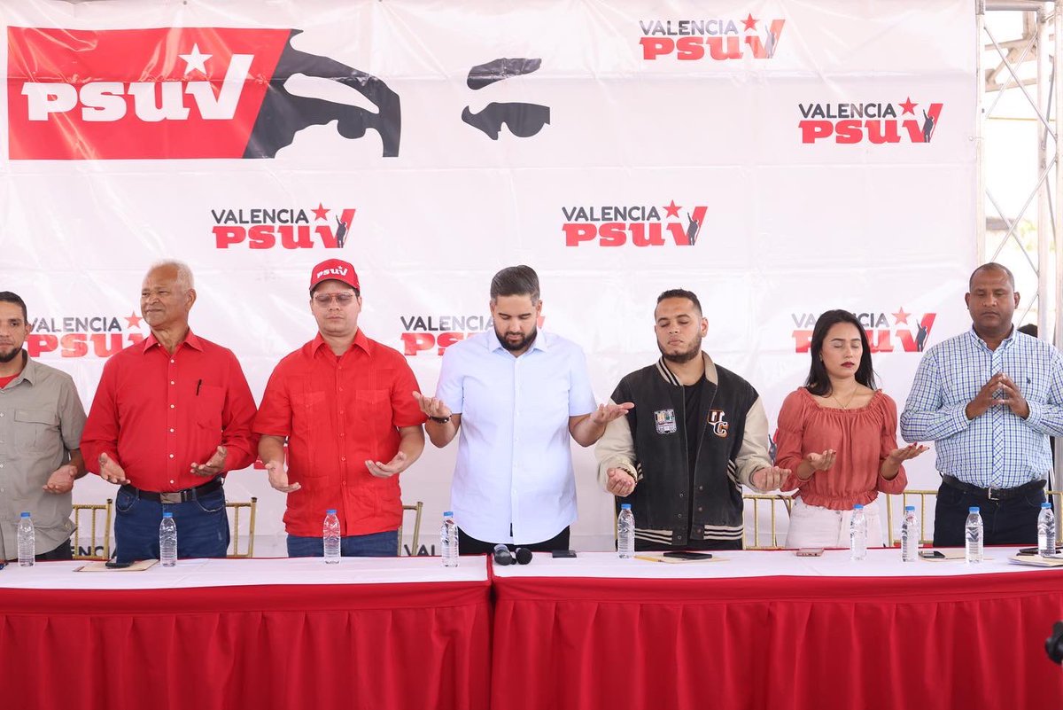 ¡Llenazo total en la cancha Santa Eduviges! 600 pastores y pastoras se unieron en oración y se comprometieron a profundizar su labor con y por los humildes. Gracias al alcalde de Valencia <a href="/jfuenmayorpsuv/">Julio Fuenmayor</a> por sumarse a la batalla por la defensa de la fe y la esperanza del pueblo.