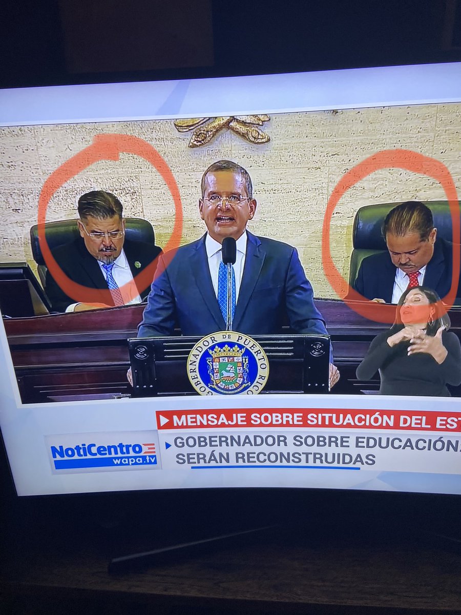 Sabes que son politiqueros cuando no pueden aplaudir ni una iniciativa y están allá atrás mirando el celular y luciendo desinteresados todo el mensaje mientras yo acá como ciudadana pendiente a los detalles. Oye no soy #pnp pero tengo que escuchar #politiqueros #faltaderespeto
