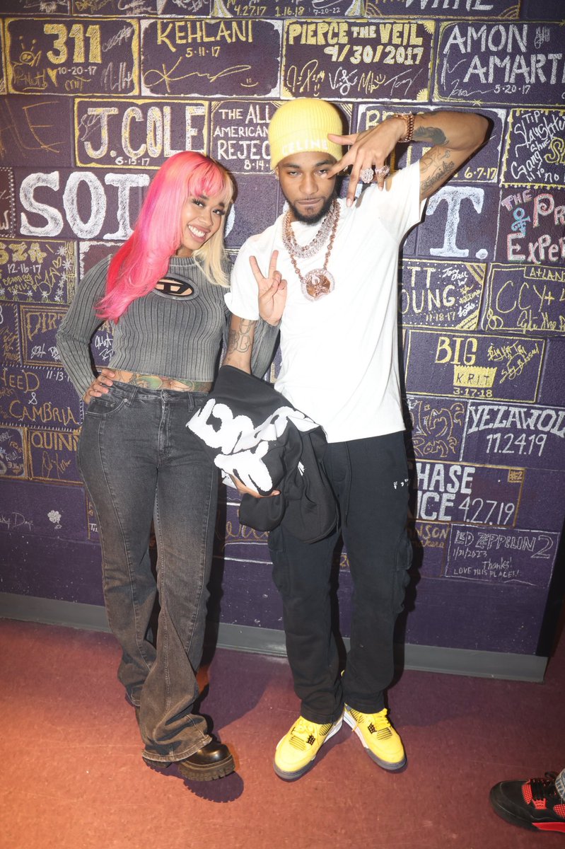 TiaCorine's tweet image. glock on my hip. 🦄💨