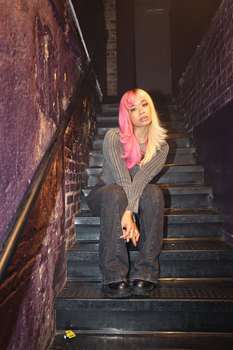 TiaCorine's tweet image. glock on my hip. 🦄💨