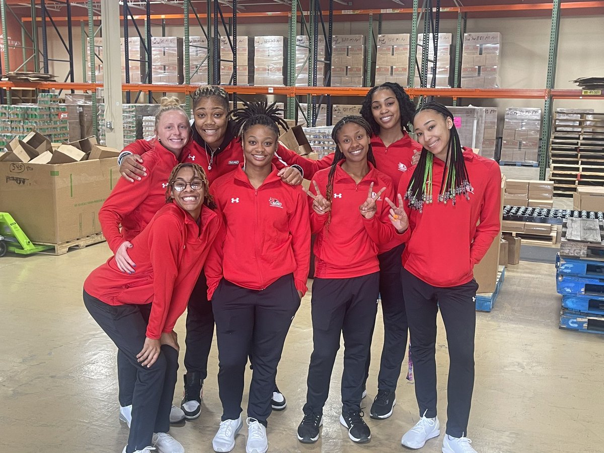 OfficialSEMOWBB's tweet image. Another successful trip to the @semofoodbank! We helped pack 1️⃣8️⃣1️⃣ food boxes to go out into the community! 

#LetsSoar | #GoRedhawks