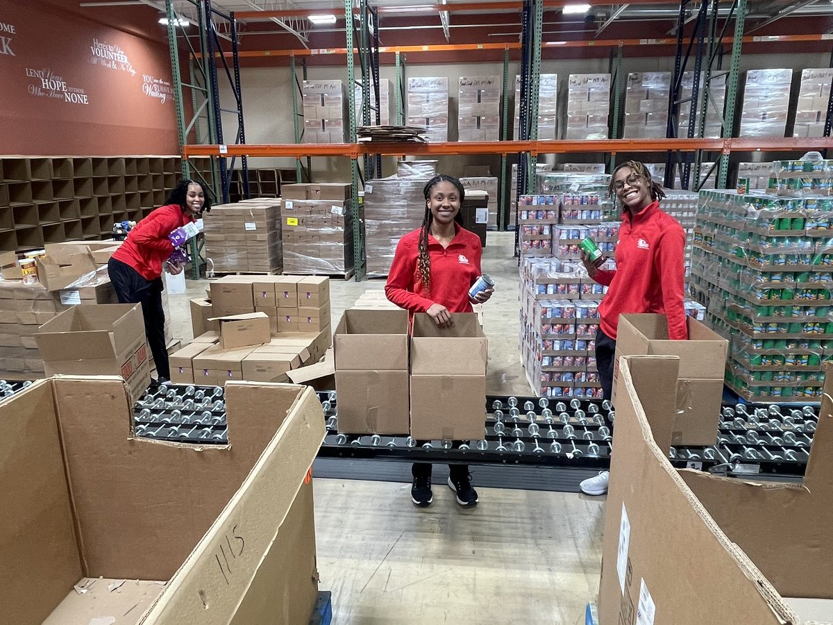 OfficialSEMOWBB's tweet image. Another successful trip to the @semofoodbank! We helped pack 1️⃣8️⃣1️⃣ food boxes to go out into the community! 

#LetsSoar | #GoRedhawks