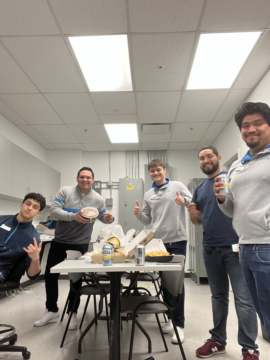 ah1106_GLM's tweet photo. The Oswego team enjoying some wings brought you by @TeamFusionGLM and @GreaterLakesMkt !! @shawnglinski @BrianWest_GLM #wejusthavingfun #teamUndisputed 🥊 https://t.co/UG90LgFlpF