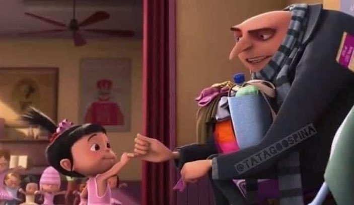yo haciendo que todos hagan el pinky promise: