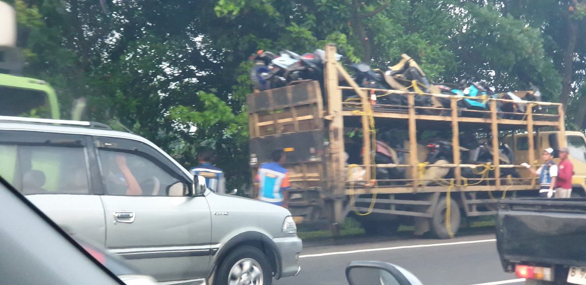 #tol jorr Jt.Asih ke arah TMII tersendat mulai Km.36.800. Ada penangananan truk engkel box tabrak belakang truk pengangkut motor di km.36. Sudah ada petugas.Setelahnya lancar.#Cuaca cerah berawan.<a href="/RadioElshinta/">Radio Elshinta</a> <a href="/SonoraFM92/">Radio Sonora Jakarta</a> <a href="/TMCPoldaMetro/">TMC Polda Metro Jaya</a> @hk_jorrs <a href="/PTJASAMARGA/">PT. JASAMARGA</a>