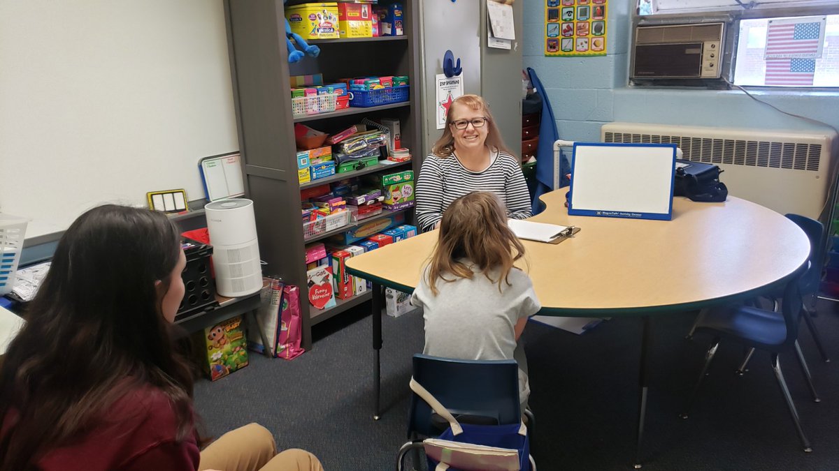 EHOVEefc's tweet photo. EFC Junior Chloe observing the therapist at Edison Elementary while in the field experience! https://t.co/HEjKrSkOsh