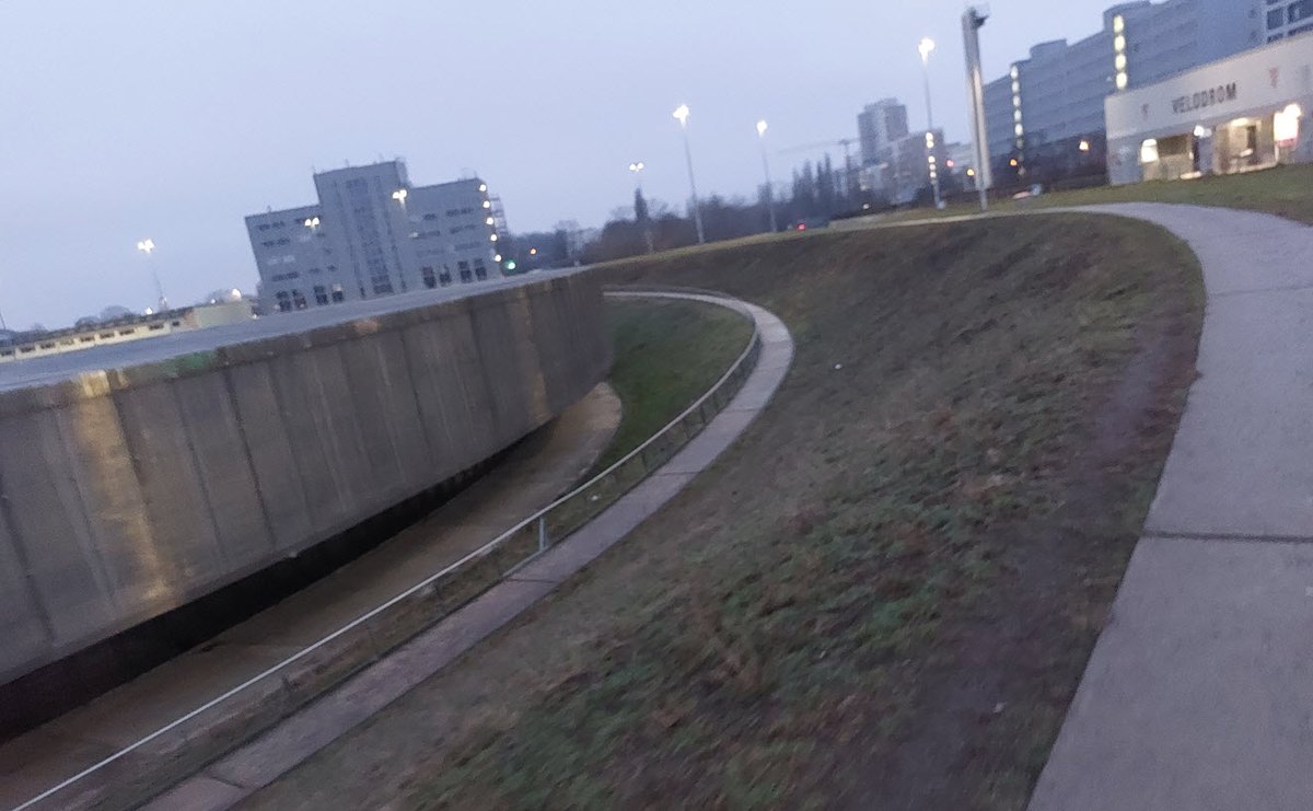 Urban running at its finest: scaling the perimeter of the Velodrom during Hannah's and my 26K run through Berlin. Prenzlauerberg, 2023-01-22