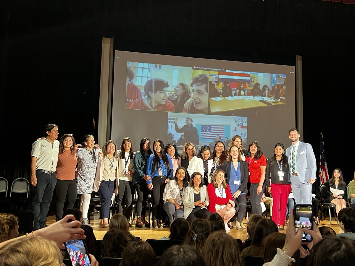 𝗖𝗼𝗻𝗲𝘅𝗶𝗼𝗻𝗲𝘀 𝕄𝕠𝕕𝕖𝕝 𝕌ℕ at 𝐔𝐍𝐂𝐆!✨💪 
What a gift to share this global experience with @paola_weimann and 7th graders from @gregory_elem!🌎🐬
@ParticipateLrng #unitingourworld #globalleaders #ModelUN