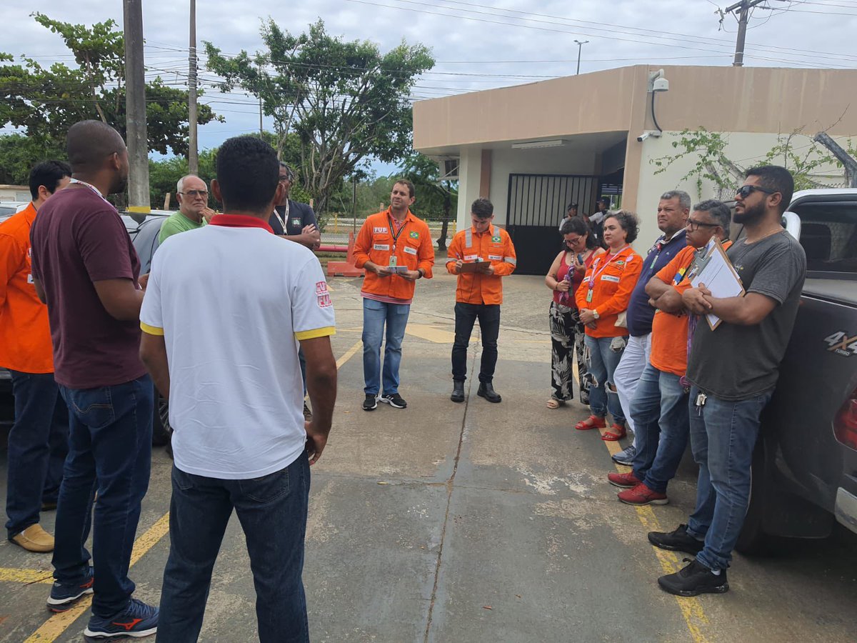 tezeupetroleiro's tweet photo. O diálogo com os trabalhadores e trabalhadoras continua! Hoje foi de dia de assembleia no Parque de Tubos, em Macaé. O objetivo é aprovar o estado de greve contra privatizações e o manifesto em defesa de pautas nacionais. Seguimos! ✊🏻 https://t.co/y2h5oju26F